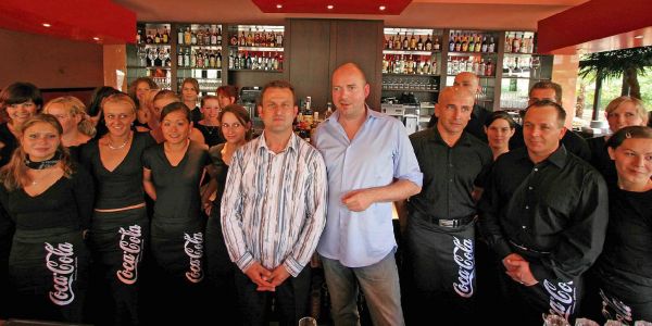 22. Juli 2005. Toni Militsis (l.) und sein Partner Oliver Klühn mit der Eröffnungs-Crew. Foto: André Zand-Vakili Southside: 13. Geburtstagsparty läutet auch das letzte Jahr ein