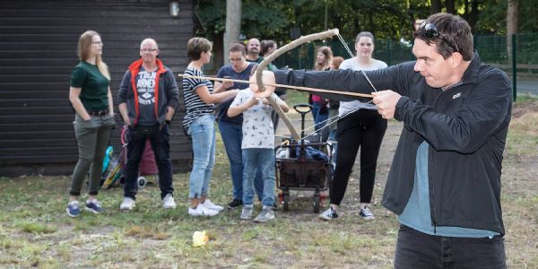 Volle Konzentration: Carsten Exner beim Bogenschießen. Foto: André Zand-Vakili Fahnenjunker: Rallye mit 30 Teilnehmern quer durch die Haake