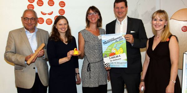 Erlös aus Entenrennen: Rotary-Club übergibt 5000 Euro an Wellcome