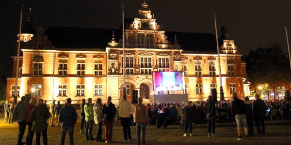 &quot;Cosi fan tutte&quot;: Oper lockt 500 Besucher vor das Rathaus