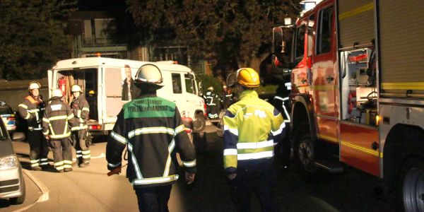 Gaslalarm in Eißendorf: Einsatzkräfte waren am Sonntagabend mit einem Großaufgebot am Ehestorfer Weg im Einsatz. Foto: Christian Bittcher Explosionsgefahr: Gasleitung am Ehestorfer Weg beschädigt