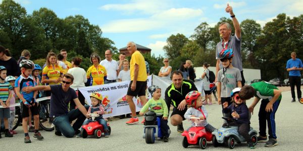 Gleich geht es los: Die Teilnehmer des Bobbycar-Rennens wenige Sekunden vor dem Startschuss. Foto: Christian Bittcher Bobbycars auf der Rennstrecke: Kids-Cup ein voller Erfolg