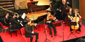 Erst Schule, dann Sparkasse: Zwei Konzerte mit Starpianist Haiou Zhang