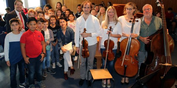 Erst Schule, dann Sparkasse: Zwei Konzerte mit Starpianist Haiou Zhang