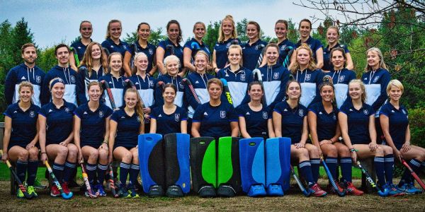 Die Hockey-Damen der TGH mit ihrem Trainer Dennis Sievert.