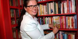 Bücheralarm in den Arcaden: Tausch-Telefonzellen platzen aus allen Nähten