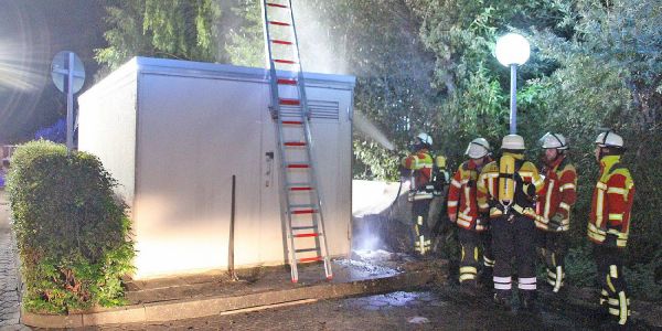 Einige der 25 Einsatzkräfte, die zu dem Brand am Trafohäuschen in Meckelfeld ausgerückt waren. Foto: Matthias Köhlbrandt Feuerwehr war in Marmstorf und Meckelfeld im Einsatz