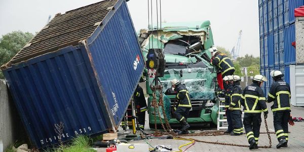 Container stürzt auf Laster: Fahrer nahezu unverletzt gerettet