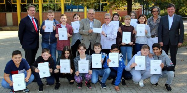 Helfer beim Entenrennen: Geld und Urkunden für Eißendorfer Schüler