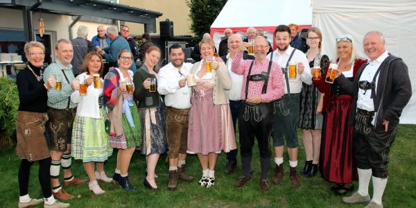 Oktoberfest für den Guten Zweck: Viele Gäste kamen stilecht gekleidet