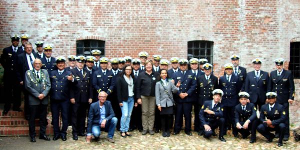 Brasilianische Seeleute und ihre Gastgeber aus Harburg vor der Karoxbosteler Wassermühle. Foto: Rüdiger Schmidt/MKH Marinekameradschaft: Seefahrer aus Brasilien zu Gast in Harburg