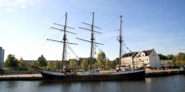 Dreimaster am Kanalplatz: Die "Fridtjof Nansen" hat festgemacht