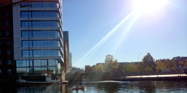 Entspannung im Sonnenschein auf dem Wasser: Gemütlich mit dem Stand-Up-Board durch den Binnenhafen shippern. Foto: Christian Bittcher Sommer im Oktober: Harburgs schönste Plätze waren heiß begehrt
