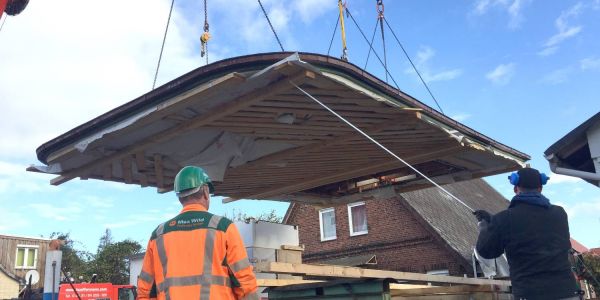 Spektakulärer Umzug: 50er-Jahre Tankstelle für Königsberger Straße