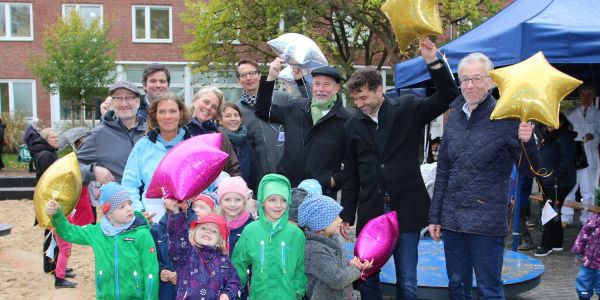 Schmuddelwetter zur Eröffnung: Kids stürmen neuen Super-Spielplatz