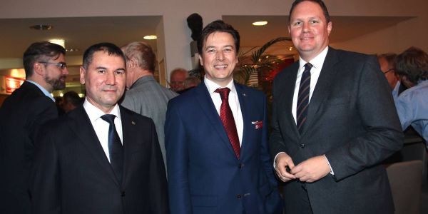 Museums-Direktor Rainer-Maria Weiss begrüßt den Turkmenischen Botschafter Toyly Atayev (links) und Hamburgs Kultursenator Carsten Brosda. Foto: Christian Bittcher "Margiana": Botschafter und Senator eröffnen neue Ausstellung