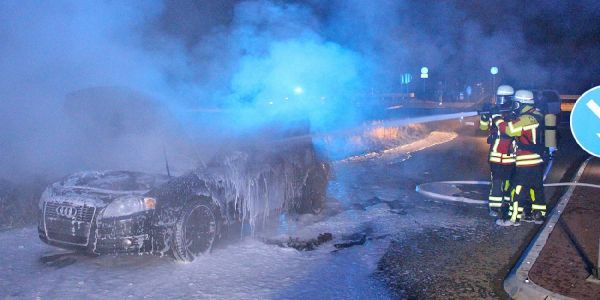 Die Feuerwehr Hittfeld löschte am Dienstagabend einen Fahrzeugbrand. Foto: Matthias Köhlbrandt Hittfeld: Feuerwehr löschte brennende Limousine mit Schaum