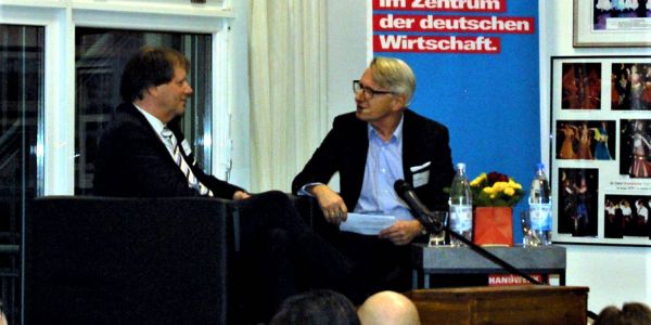 Highlight des Grünkohlessens des Harburger Handwerks war das Interview von Ulrich Kresse mit Handwerkskammer-Präsident Josef Katzer (links). Foto: privat Grünkohlessen des Handwerks: Präsident steht Rede und Antwort