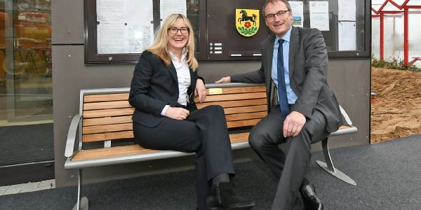 Rosengartens Bürgermeister freut sich über Jubiläums-Sitzbank