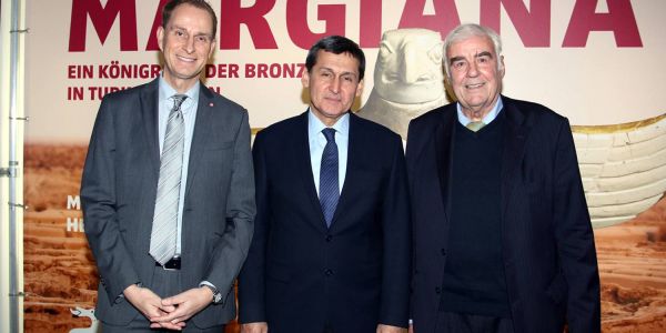 Thorsten Römer (Kaufmännischer Geschäftsführer des Archäologischen Museums Hamburg, von links), Rasit Meredow (Außenminister Turkmenistan) und Hanno Schaumburg (emeritierten Professor der TUHH). Foto: AMH Hochrangiger Besuch: Außenminister Turkmenistans zu Gast im Museum
