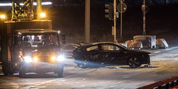 Der zerstörte BMW auf der Kreuzung Höhe Kornweide. Foto: André Zand-Vakili Weitere schwere Verkehrsunfälle fordern drei Verletzte und einen Toten