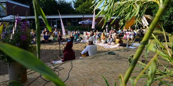 Der Yogatag – einen von vielen bunten Veranstaltungen beim Elbdeich e.V.. Foto: Kuli Der Verein Elbdeich e.V. feiert sein zehnjähriges Bestehen