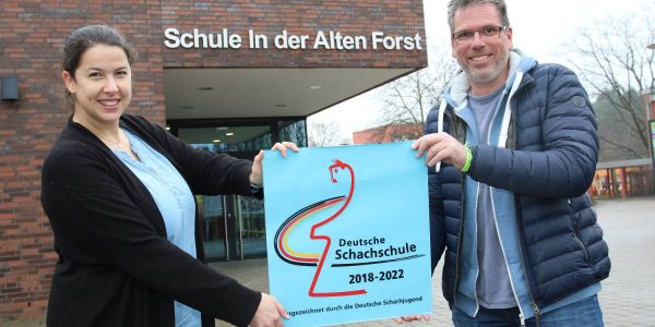 Freude über die Auszeichnung: Svenja Gierlinger, Projektleiterin Schach an der Alten Forst, und Schulleiter Andreas Wiedemann mit dem Qualitätssiegel „Deutsche Schachschule“. Foto: Christian Bittcher Qualitätssiegel verliehen: Alte Forst ist „Deutsche Schachschule“