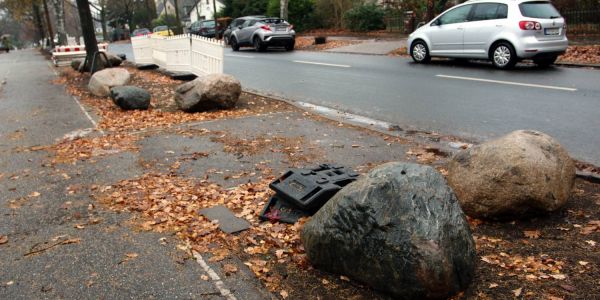 Hainholzweg: Findlinge gegen parkende Autos auf dem Grünstreifen