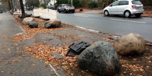 Hainholzweg: Findlinge gegen parkende Autos auf dem Grünstreifen