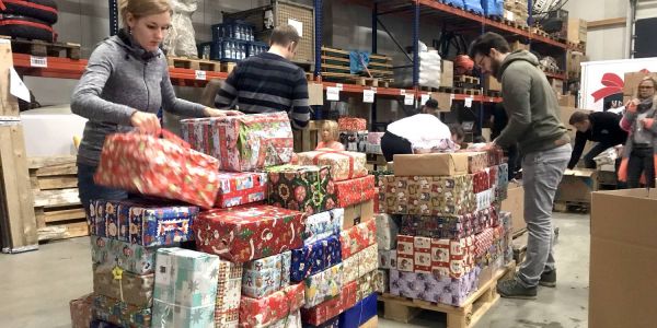 Mehr als 60 Helfer packten in der vergangenen Woche die 12.343 Geschenke, die mittlerweile mit dem Weihnachtspäckchen-Konvoi unterwegs sind. Foto: privat Päckchen-Aktion von Round Table: Geschenke für Kinder in Osteuropa
