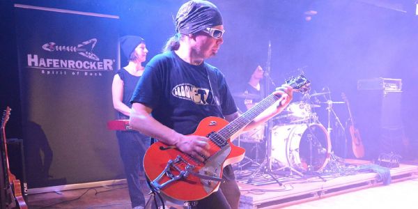Die Hafnrocker auf der Bühne im Rieckhof. Foto: Tom Jewutis Konzert im Rieckhof: Buchholzer Hafenrocker auf der Bühne