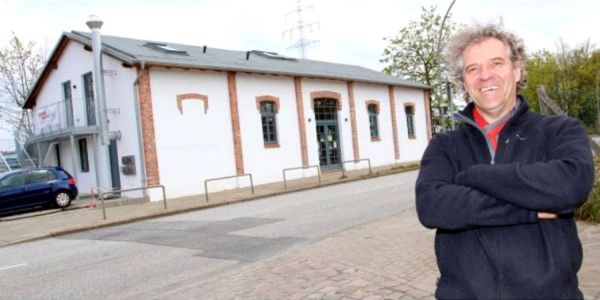 Werner Pfeifer vor seiner Fischhalle im Binnenhafen. Foto: Christian Bittcher Fischhalle: Glühwein, Wurst und Feuertonnen vor der Winterpause
