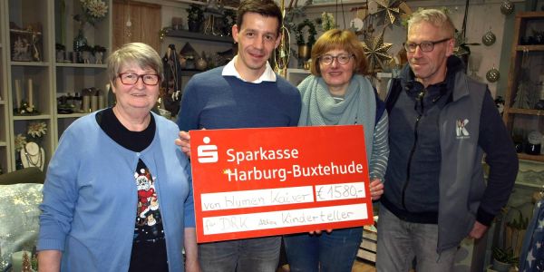 Brigitta Engel (links) übergab zusammen mit Michael und Melanie Kaiser den symbolischen Spendenscheck für den „Kinderteller“ an Patrick Gantenberg-Kralisch, Leiter der DRK-Kita Grüne Insel in Neuwiedenthal. Foto: DRK Kekse helfen dem „Kinderteller“: 1580 Euro für warme Mahlzeiten