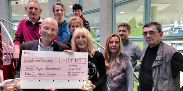 Ein Scheck über 7300 Euro wurde von Milli Antolagic und einigen ihrer Mitstreiter an Peer Gent, Geschäftsführer der Sternenbrücke, übergeben. Foto: privat Keks-Verkauf an der TUHH: 7300 Euro für die Sternenbrücke