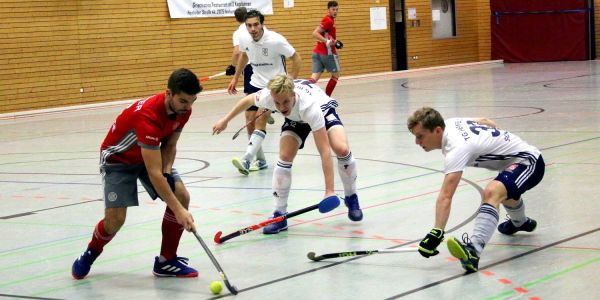 Die TGH-Spieler Alexander-Erik Macioszek (Mitte) und Leonard Schöning beim Angriff auf den gegnerischen Spieler. Foto: Christian Bittcher Hockey-Bundesliga: Zweite Heimspiel-Niederlage für die TG-Heimfeld