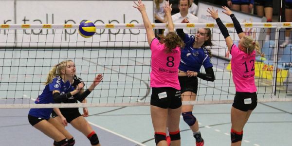 Gina Köppen findet die Lücke im Block. Foto: VTH/Lehmann Neugrabens Volleyballerinnen: Hart erkämpfter Sieg im Abstiegskampf