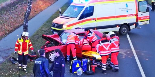 Maschen: Mercedes prallt frontal gegen Straßenbaum