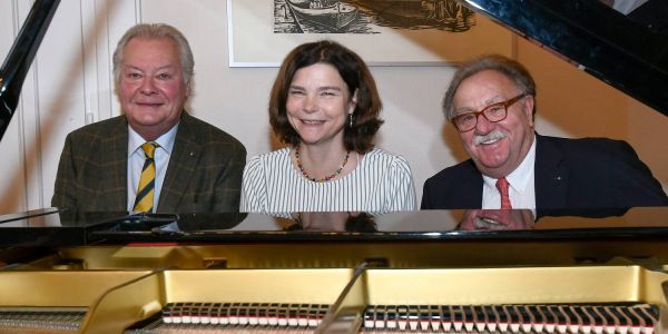 Freuen sich auf das Konzert des Hamburger Ärzteorchesters: Harburgs Bezirksamtsleiterin Sophie Fredenhagen, Dr. Eckhard Donner (links) und Gerhard Gooßen vom Lions-Club Hamburg Harburger-Altstadt. Foto: privat Konzert des Ärzteorchesters: Sophie Fredenhagen übernimmt Patenschaft