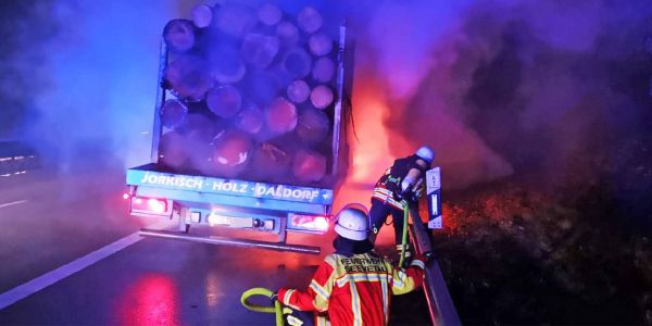 A1: Reifenbrand an Holzlaster gerade noch rechtzeitig gelöscht