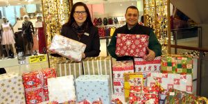 Harburg Arcaden: Kunden packen Geschenke für Harburger Tafel