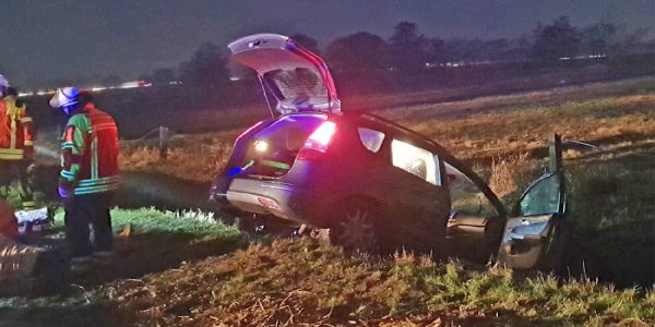 Der verunglückte Wagen im Graben. Foto: Matthias Köhlbrandt Maschen: SUV kommt am Haulandweg von der Straße ab