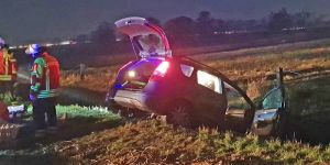 Maschen: SUV kommt am Haulandweg von der Straße ab