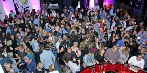 27. Heavy Christmas: Viele Gäste bei Party in der Helms Lounge