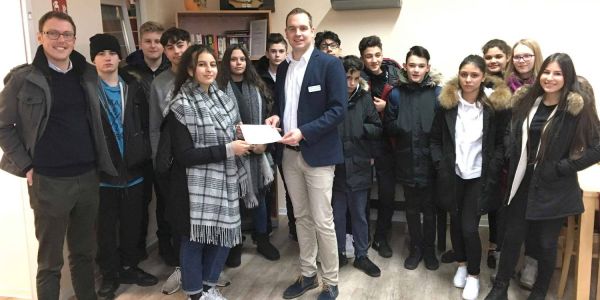 Schüler der Klasse M4 im DRK Harburg-Huus für Obdachlose bei der Spendenübergabe an Einrichtungsleiter Thorben Goebel-Hansen. Foto: DRK Harburg-Huus: Freude über Engagement der Schule Maretstraße