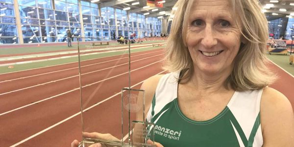 Erfolge am laufenden Band: Wiebke Baseda mit dem Wanderpokal für die Sportlerin des Jahres. Foto: privat Erfolgreich wie nie: Wiebke Baseda ist Sportlerin des Jahres