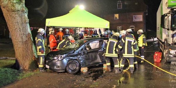 Zusammenstoß mit Laster: Frau bei Verkehrsunfall schwer verletzt