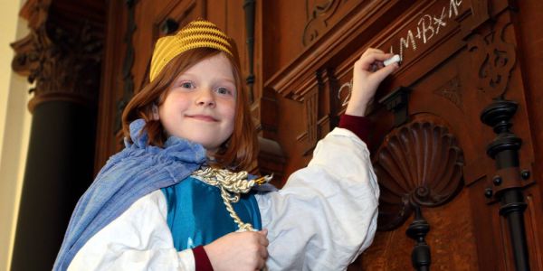 Christus segne dieses Haus: Besuch der Sternsinger im Rathaus 