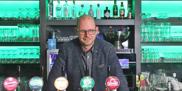 Jojo bei seinem neusten Tresenschnack. Foto: André Zand-Vakili Kühl nachgedacht: Tresenschnack zum angedachten EKZ-Abriss