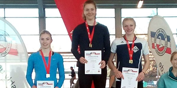 Siegerehrung nach dem Rennen: Die 19-jährige Lena Schroeder steht ganz oben auf dem Treppchen. Foto: GWH Leichtathletik: Lena Schroeder sprintet in Bestzeit zum Hürdentitel