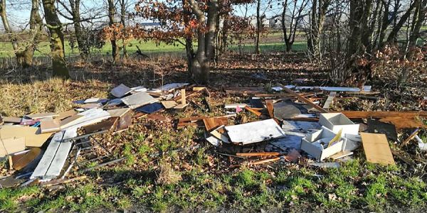 Dreist, faul oder zu doof? Müll illegal 150 Meter vor Recyclinghof abgekippt